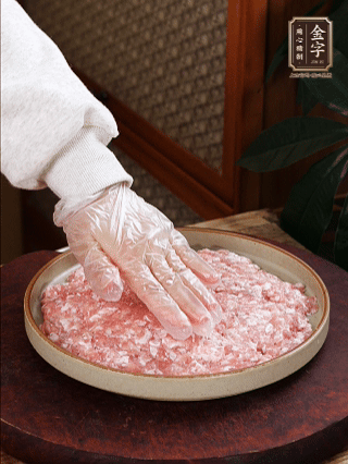 依次鋪肉末，碼入雞蛋豆腐，再鋪上金字香腸。