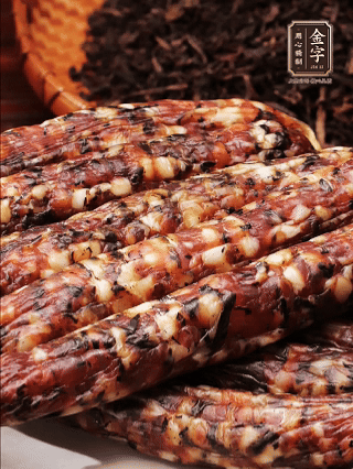 金字土香腸、金字梅干菜香腸、金字醬肉，切片