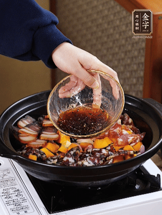 姜、蒜、蔥頭粒煎香，倒入南瓜，煎至兩面焦香