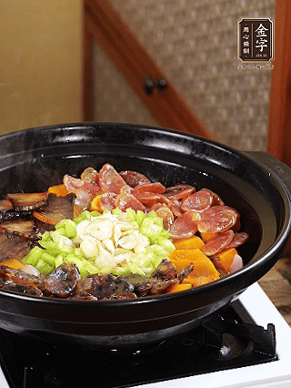 中間放入百合，圍一圈青椒碎，小火再焗2分鐘