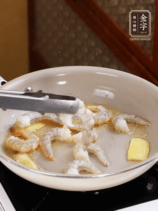 秘制煲仔飯醬油：2勺蒸魚豉油、半小勺糖、1大勺清水?dāng)嚢杈鶆蛑?分鐘