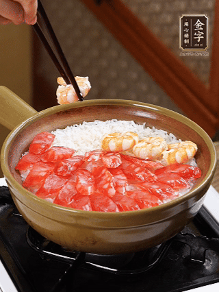 開蓋戳幾個洞均勻受熱，鋪臘腸、蝦仁，蓋蓋小火煮5分