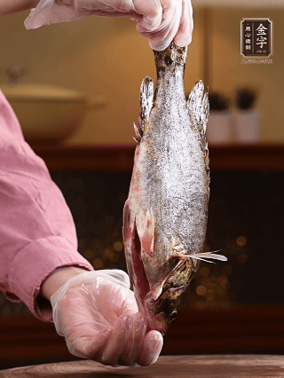 鱖魚(yú)殺好洗凈，去頭去尾留用，貼著魚(yú)背去掉主刺，再切成大小均勻的魚(yú)塊