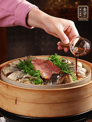 蒸魚(yú)時(shí)做蒸魚(yú)醬汁：鍋中少油，蔥白段、姜片、蒜片、洋蔥絲爆香，加2勺蒸魚(yú)豉油、3勺清水、一點(diǎn)白糖煮沸。（比單純淋蒸魚(yú)豉油香得多）